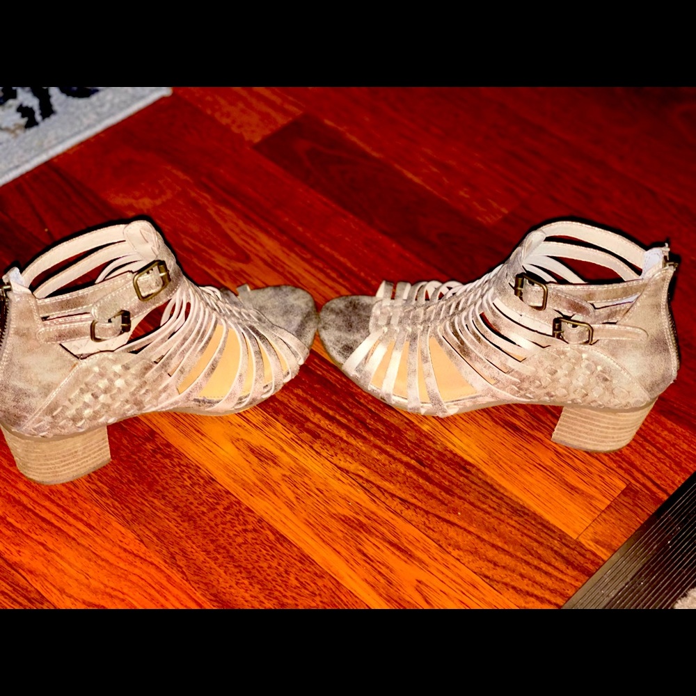 Metallic gold size 7 heel Sandel.